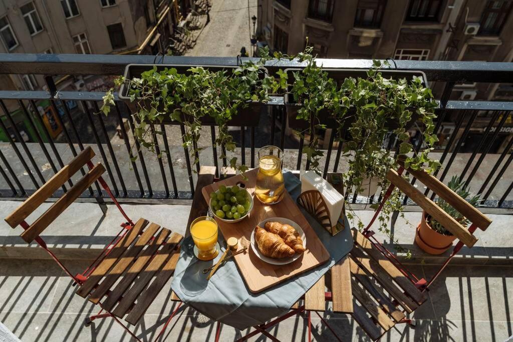 Sunny 2Br Flat - Old Town View Lejlighed Bukarest Eksteriør billede