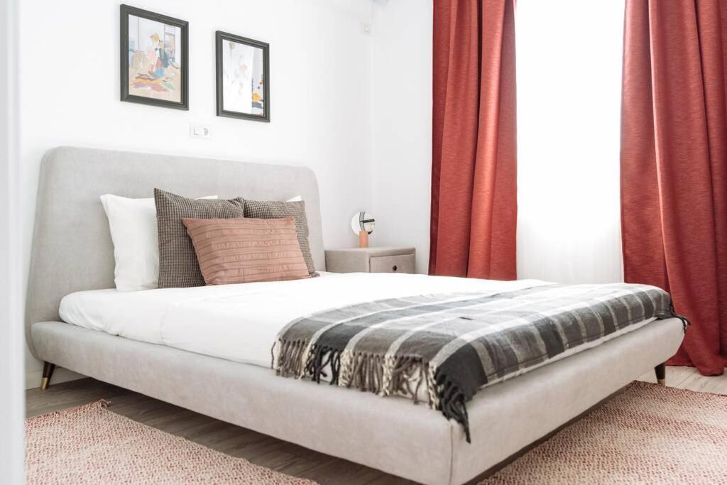 Sunny 2Br Flat - Old Town View Lejlighed Bukarest Eksteriør billede